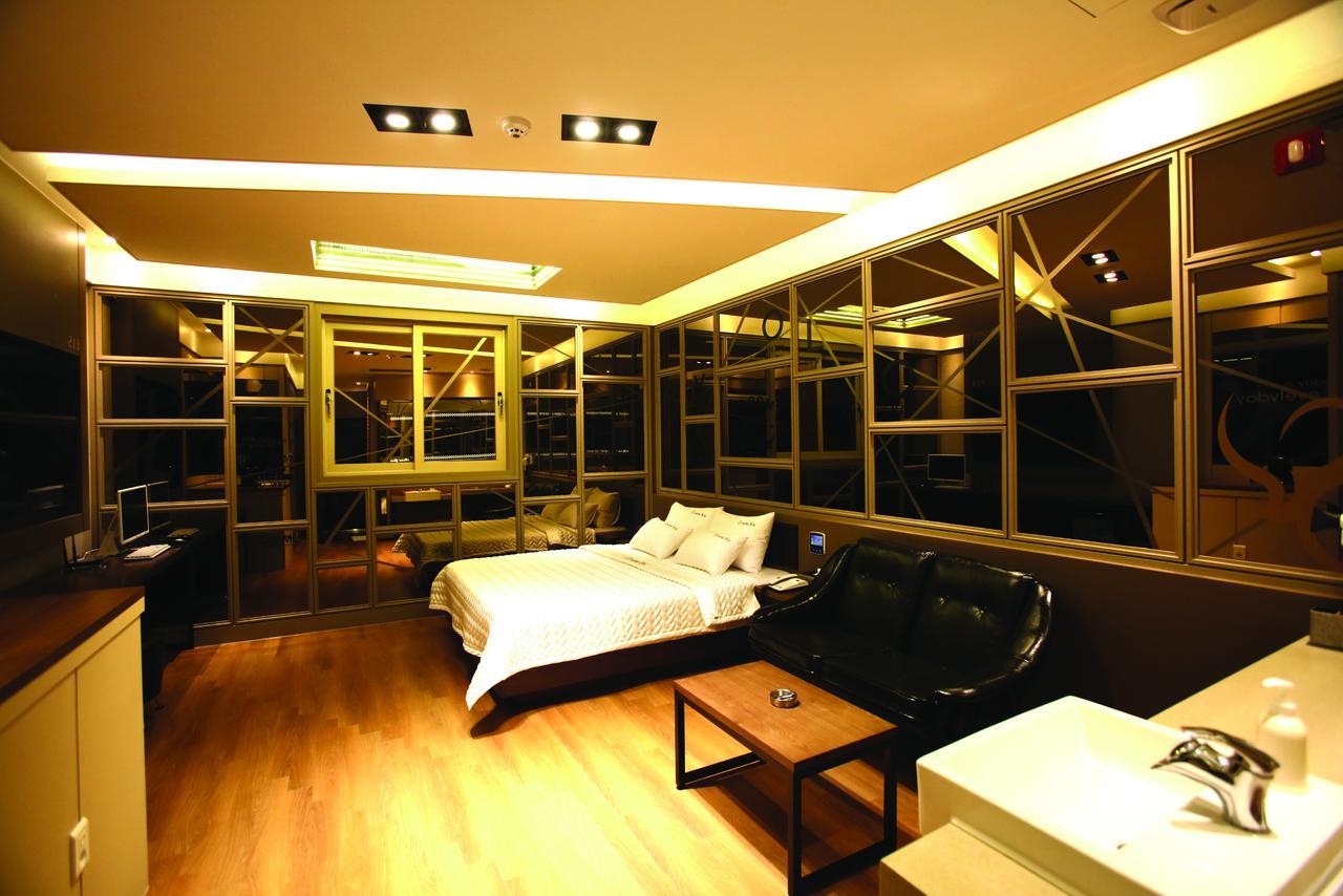 Hotel Yolo Chongnae-dong Экстерьер фото